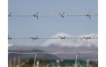 fil de fer barbelé ronce au dessus d'un grillage pour éviter les appuis d'animaux, ou éviter le franchissement de votre clôture.